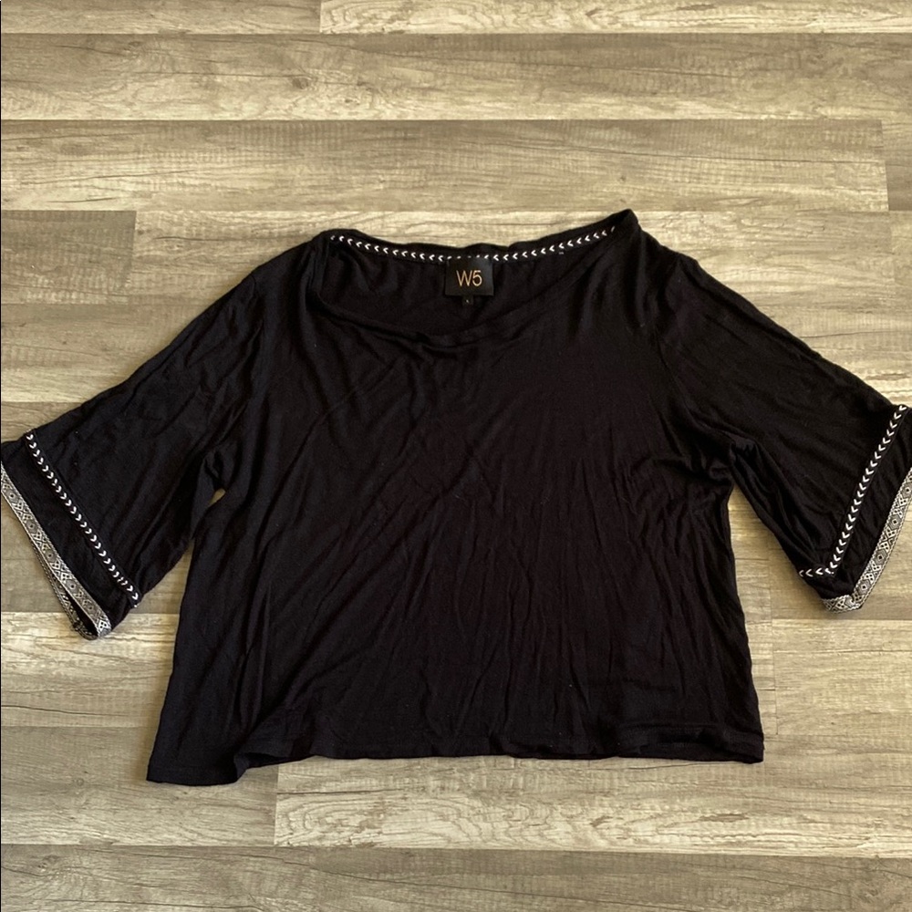 💚 2/$15 W5 Black Blouse with Flutter Sleeves and Relaxed Fit - Picture 2 of 2